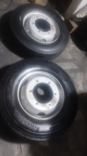 roda mais pneu de caminhão