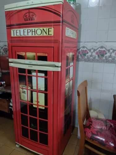 Geladeira duplex com tema cabine telefônica de Londres