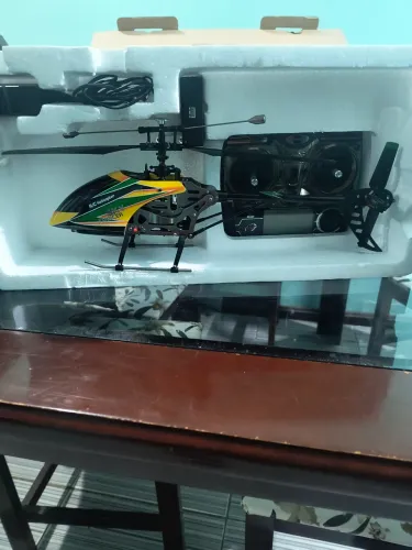 Helicóptero controle remoto v912