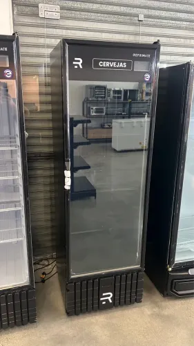Cervejeira expositora 570 litros Full black com vidro aquecido 
