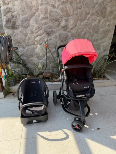 Carrinho de bebê com bebê conforto incluso