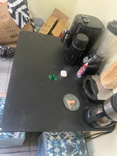 MESA COM 4 PUFS