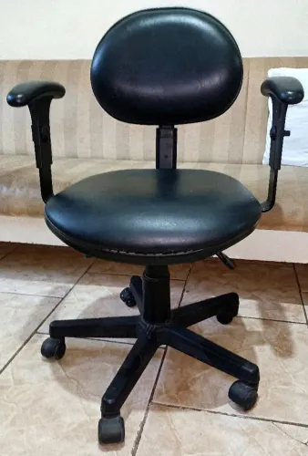 Cadeira de computador usada (necessita trocar o pistão)