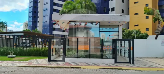 Apartamento no Via do Farol com dois quartos, suíte, varanda e duas vagas de garagem