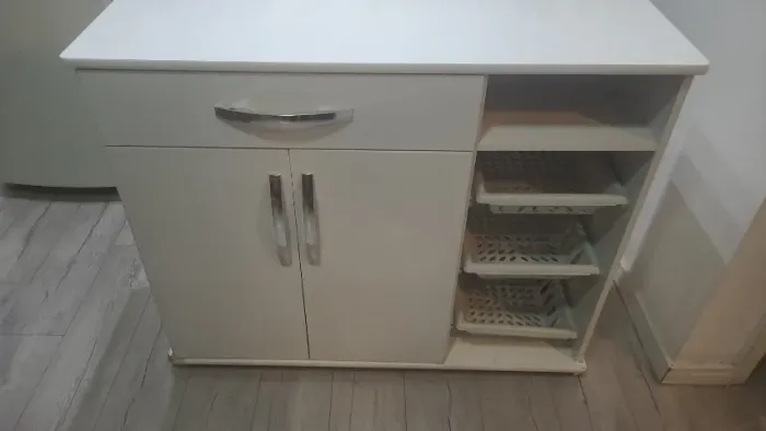balcão multifuncional para cozinha com 2 portas, 1 gaveta e 3 cestos para frutas.