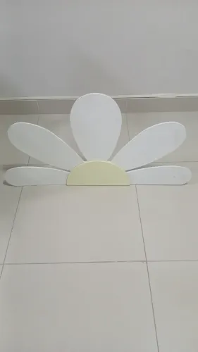 DESAPEGO Display de chão flor Margarida MDF