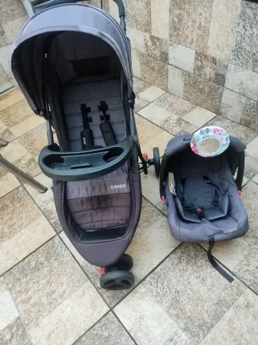 Carrinho de bebê e bebê conforto Cosco vendo junto ou separado