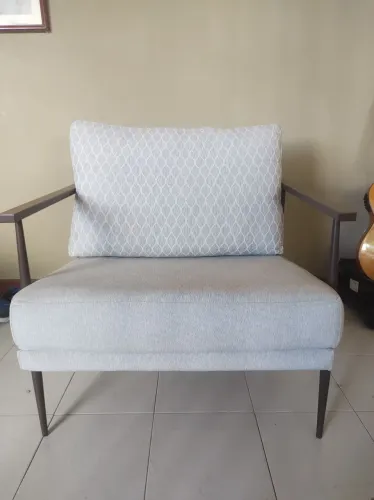 VENDO CADEIRA ESTOFADO TECIDO CINZA. PG A VISTA. PREF. COMPRADOR CAMPOS RJ OU REGIÃO.