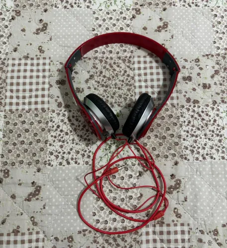 Fone com fio vermelho novo