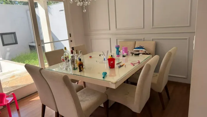 Mesa de jantar com 8 cadeiras