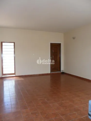 Casa com 3 quarto sendo1 suíte, disponível para venda no bairro Brasil em Uberlândia-MG