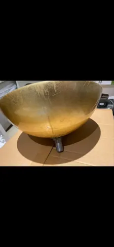 Pia dourada para banheiro