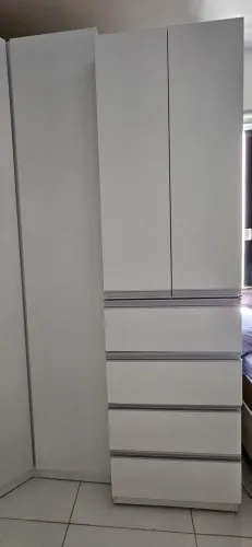 Armário alto em 100% MDF branco, feito sob medida, em ótimo estado de conservação