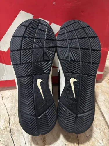 Tênis Nike original team hustle d7