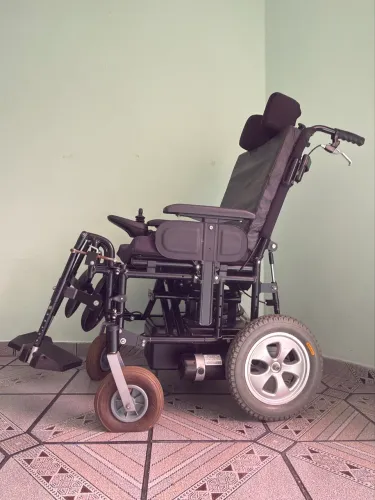 Cadeira de roda motorizada 