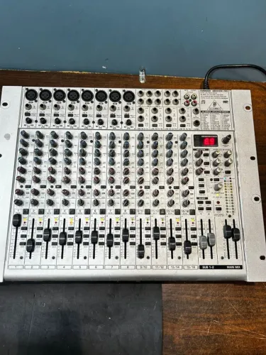 Mesa de Som  Eurorack UB2222FX-Pro com defeito 