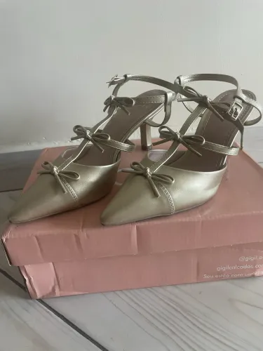 Scarpin Dourado