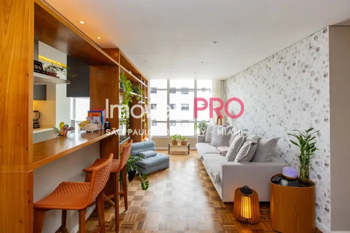 Apto totalmente reformado de 107m² com 3 dorm sendo 1 suíte e 1 vaga no Campo Belo prox do