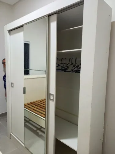 Guarda-roupa de porta de correr vende rápido