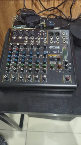 Mesa de som RCF com efeito e interface