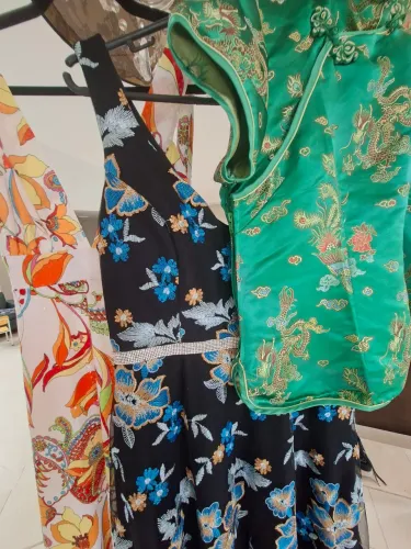 Lote 2 vestidos de festa e uma blusa chinesa
