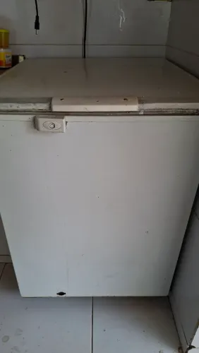 Freezer horizontal gelando muito