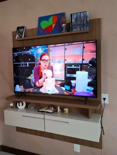 Painel suspenso para televisão 42 a 60 polegadas, cor off-white .