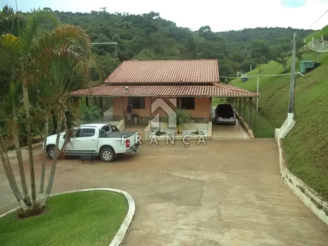 Sítio à Venda porteira fechada na Estrada Rio do Peixe, Bairro de Guaratinguetá - SP