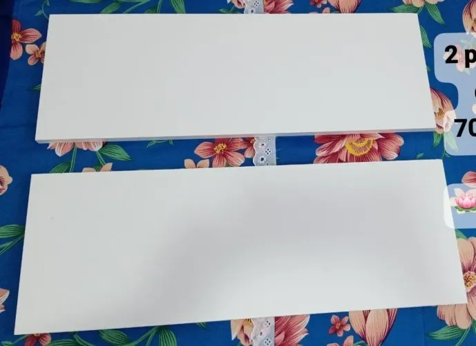 2 prateleiras brancas em MDF, novas. 70x20cm. Com suportes, buchas e parafusos.