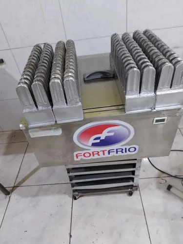 Máquina de picolé com 4 formas semi nova