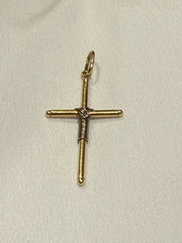 Pingente em ouro 18k 750 crucifixo com manto