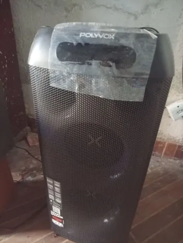 Vendo caixa de som. 01de uso. Preta.800 Watts de potência. Amplificada