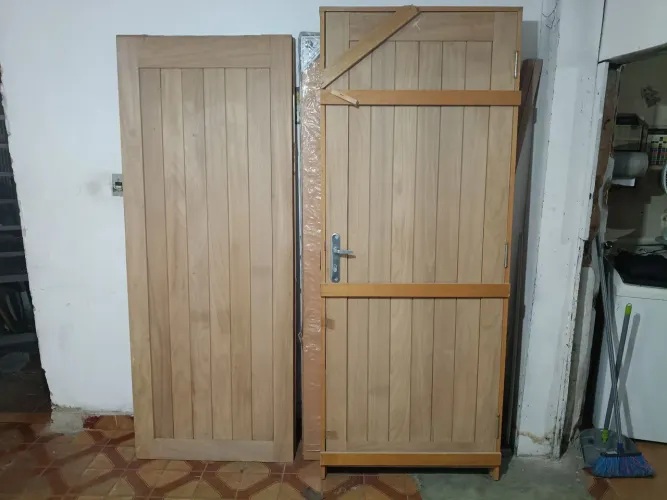 Porta mexicana de cedro acompanha jogo de batente 0.82 X 2.10