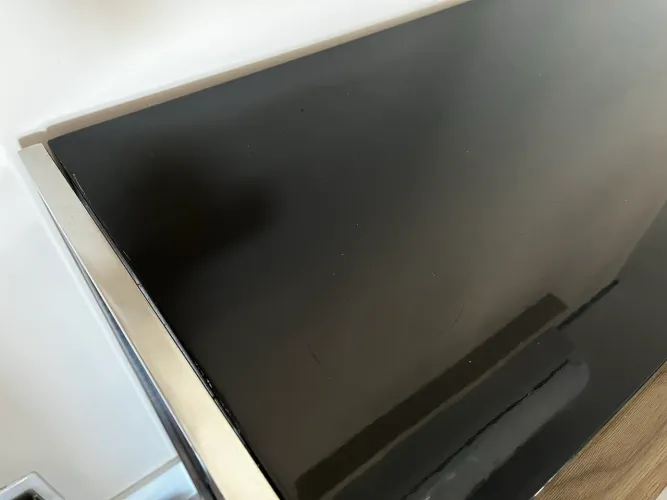 Rack em laca preta com detalhes em cromado