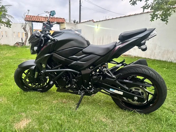 Suzuki GSX 750s preta fosca