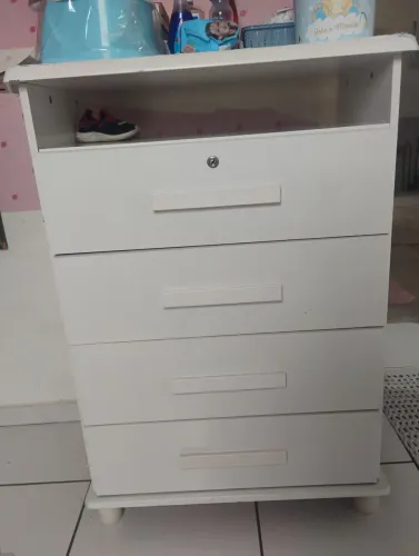 Vendo cômoda com 4 gavetas, branca