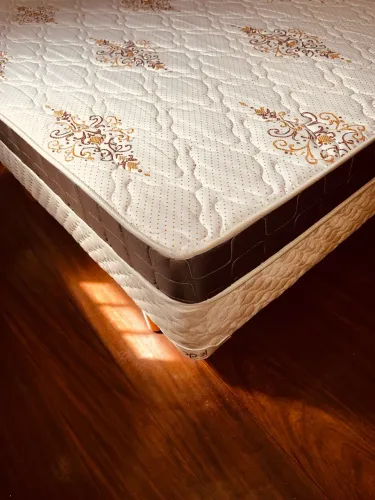 Cama box , colchão comum espuma e mesinha 3 gavetas
