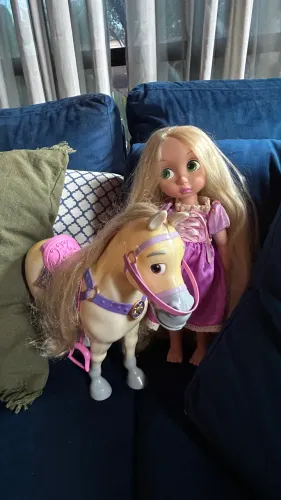 Disney animador Rapunzel e seu cavalo 