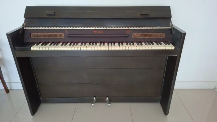 Piano de apartamento. Bom instrumento e móvel decorativo