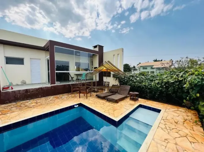Casa à venda no Ninho Verde 1, excelente localização, terreno de esquina, 3 belas suítes.