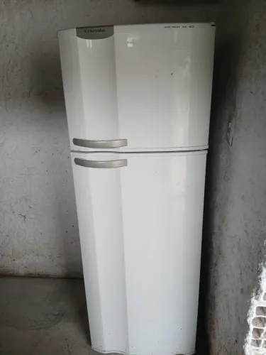 Vendo geladeira 1000 reais contato *