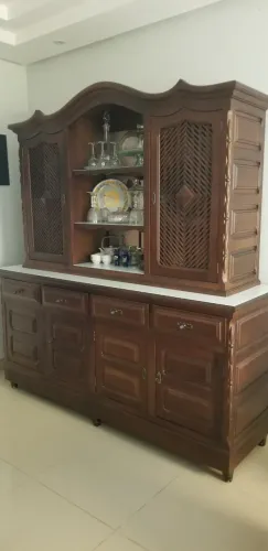 Mesa de jantar com seis cadeiras mais cristaleira todas em mogno restaurado na cor Imbuia