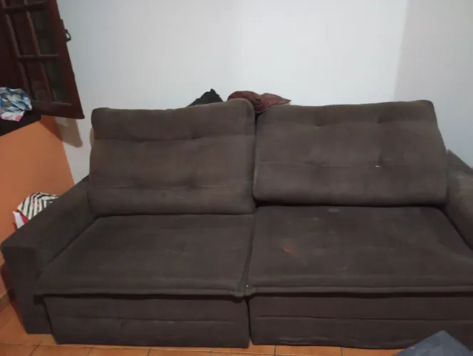 Sofá reclinável, de quatro lugares, muito confortável, ideal para descanso da família.