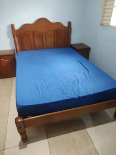 Dormitório casal madeira maciça cerejeira com colchão 