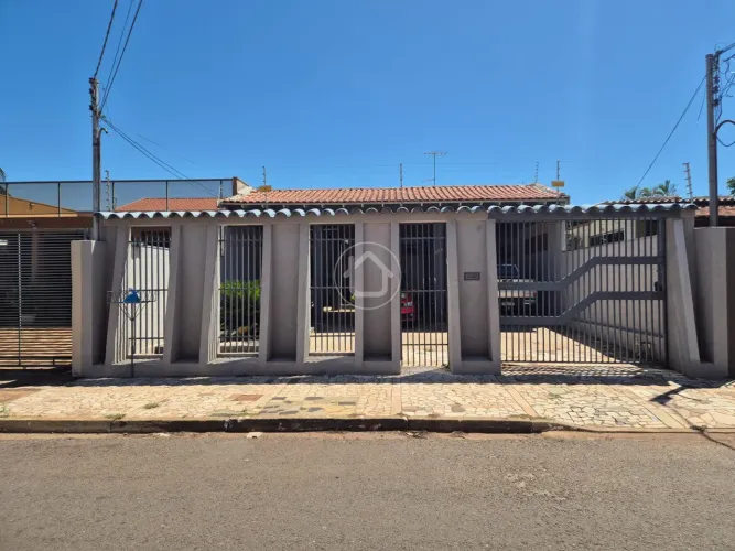 CASA COM PISCINA E 3 DORMITORIOS NA VILA ALBA