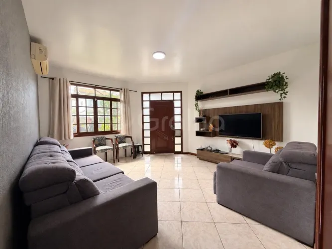 Casa de 209m² com 3 dormitórios sendo 1 suíte no Morro das Pedras.