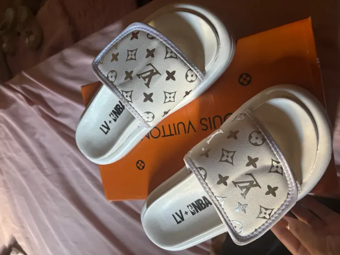 Chinelo LV branco 