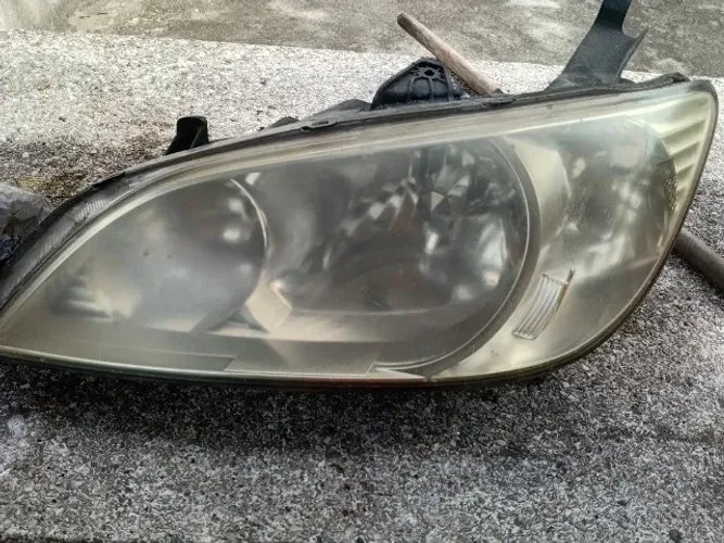 Vendo um farol lado esquerdo, honda civic ano 2004. Em ótimo estado, valor 300 reais.