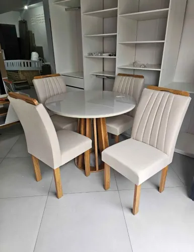 MESA DE JANTAR REDONDA LAQUEADA COM 4 CADEIRAS