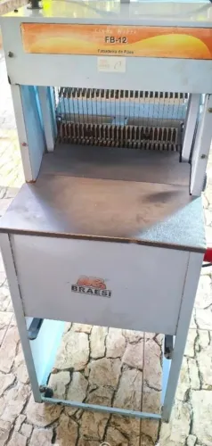 Fatiadeira de pão de forma industrial, monofasica, funcionando perfeitamente 